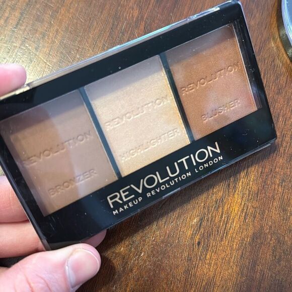 Revolution Contour Kit Light Medium + Pro Illuminate + Blush + More - Picture 2 of 9